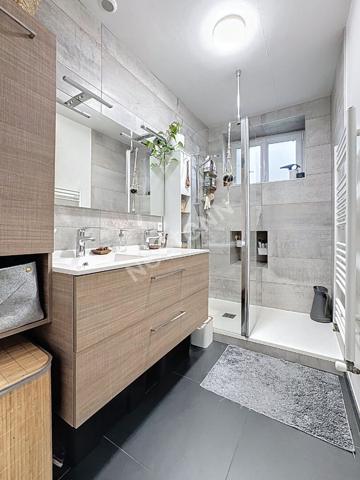 Maison à vendre dans le centre historique d'Ancenis - 3 chambres, bureau, garages, patio et annexe