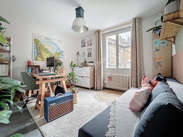 Maison à vendre dans le centre historique d'Ancenis - 3 chambres, bureau, garages, patio et annexe