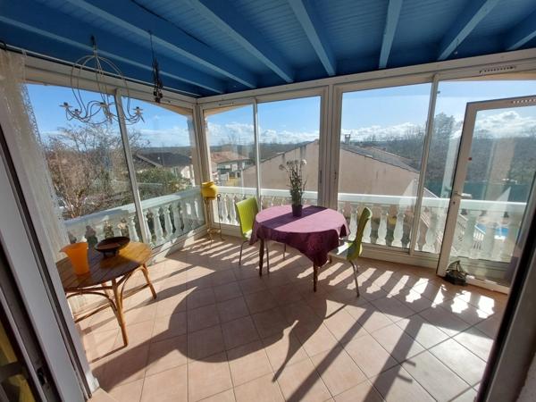 VILLA CONTEMPORAINE RECENTE AVEC PISCINE