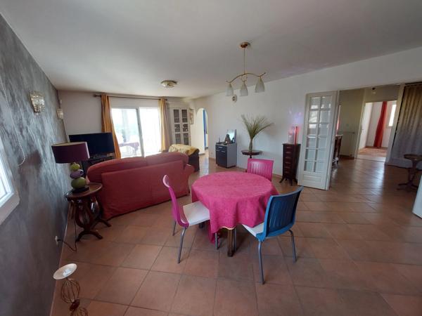 VILLA CONTEMPORAINE RECENTE AVEC PISCINE