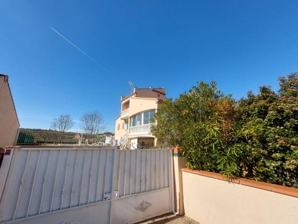 VILLA CONTEMPORAINE RECENTE AVEC PISCINE