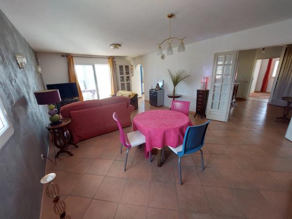 VILLA CONTEMPORAINE RECENTE AVEC PISCINE