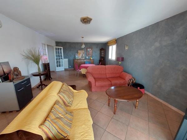 VILLA CONTEMPORAINE RECENTE AVEC PISCINE