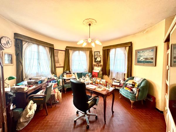 Saint-Raphaël-Boulouris- à rénover villa 185M2 avec garage piscine-terrain 1080m2