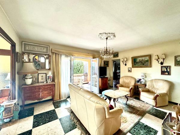 Saint-Raphaël-Boulouris- à rénover villa 185M2 avec garage piscine-terrain 1080m2