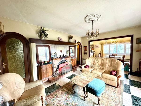 Saint-Raphaël-Boulouris- à rénover villa 185M2 avec garage piscine-terrain 1080m2