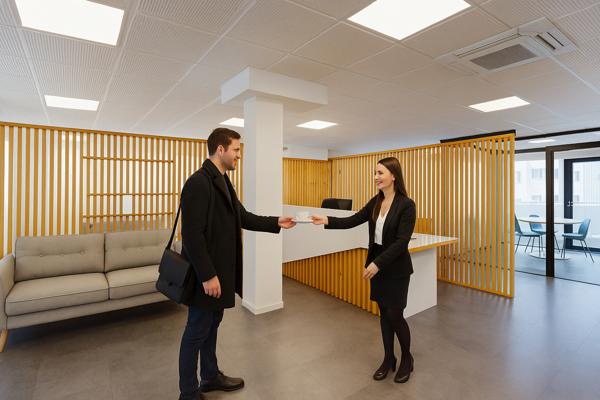 Bureaux aménagés de 140m² environ, terrasse, garage et 5 places de parkings