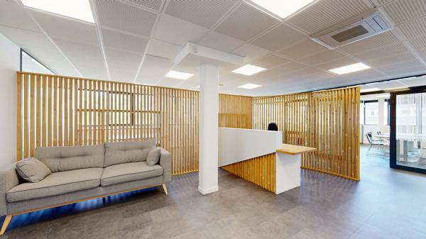 Bureaux aménagés de 140m² environ, terrasse, garage et 5 places de parkings