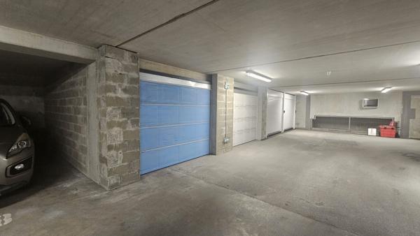 Bureaux aménagés de 140m² environ, terrasse, garage et 5 places de parkings