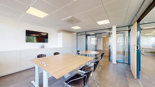 Bureaux aménagés de 140m² environ, terrasse, garage et 5 places de parkings