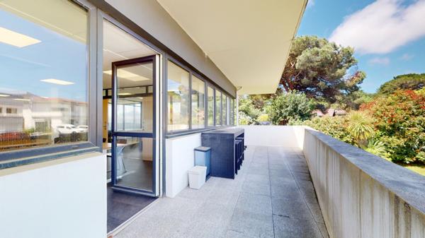 Bureaux aménagés de 140m² environ, terrasse, garage et 5 places de parkings