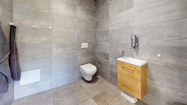 Bureaux aménagés de 140m² environ, terrasse, garage et 5 places de parkings