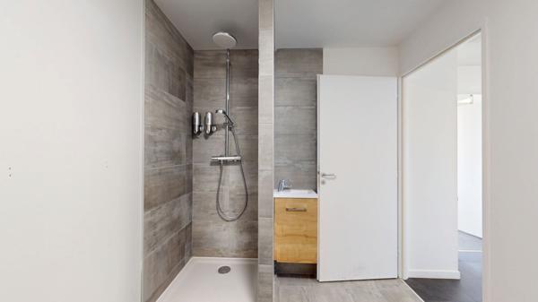 Bureaux aménagés de 140m² environ, terrasse, garage et 5 places de parkings