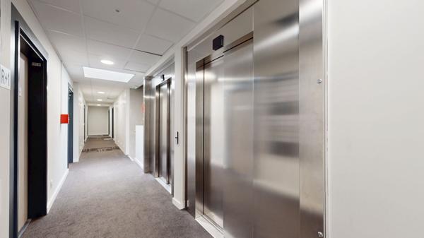 Bureaux aménagés de 140m² environ, terrasse, garage et 5 places de parkings