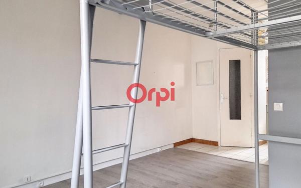 Appartement à louer    1 pièce •  Suresnes