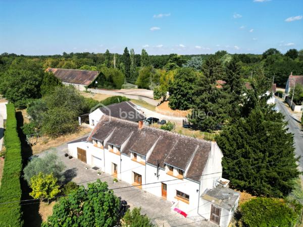 Située à proximité de la forêt, sur la commune de Souppes sur loing, venez découvrir cette maison de 160m², édifiée sur un terrain clos de 1039m².

Au rdc: Une entrée avec penderie, un séjour salle à manger de 50m² équipée d'une cheminée à double sens, une cuisine aménagée et équipée, une pièce de 23m² (pouvant devenir une chambre ou autre), une salle de bain, un wc séparé.

A l'étage: Une chambre de 20m², une autre chambre de 18m², une salle d'eau/WC, une chambre de 13m², un coin bureau, une dernière chambre de 13m².

A l'extérieur: Un bâtiment de 60m² avec une hauteur de plafond à 4m pouvant être transformé en petit maison. Un garage de 19m², une pergola, une piscine chauffée, une cave