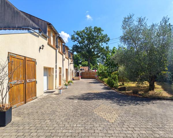 Située à proximité de la forêt, sur la commune de Souppes sur loing, venez découvrir cette maison de 160m², édifiée sur un terrain clos de 1039m².

Au rdc: Une entrée avec penderie, un séjour salle à manger de 50m² équipée d'une cheminée à double sens, une cuisine aménagée et équipée, une pièce de 23m² (pouvant devenir une chambre ou autre), une salle de bain, un wc séparé.

A l'étage: Une chambre de 20m², une autre chambre de 18m², une salle d'eau/WC, une chambre de 13m², un coin bureau, une dernière chambre de 13m².

A l'extérieur: Un bâtiment de 60m² avec une hauteur de plafond à 4m pouvant être transformé en petit maison. Un garage de 19m², une pergola, une piscine chauffée, une cave