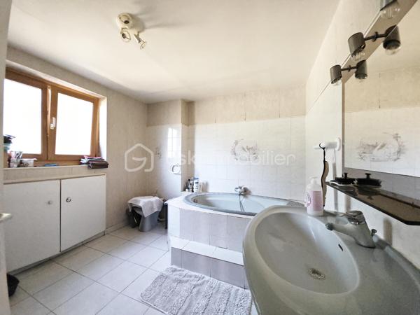 Située à proximité de la forêt, sur la commune de Souppes sur loing, venez découvrir cette maison de 160m², édifiée sur un terrain clos de 1039m².

Au rdc: Une entrée avec penderie, un séjour salle à manger de 50m² équipée d'une cheminée à double sens, une cuisine aménagée et équipée, une pièce de 23m² (pouvant devenir une chambre ou autre), une salle de bain, un wc séparé.

A l'étage: Une chambre de 20m², une autre chambre de 18m², une salle d'eau/WC, une chambre de 13m², un coin bureau, une dernière chambre de 13m².

A l'extérieur: Un bâtiment de 60m² avec une hauteur de plafond à 4m pouvant être transformé en petit maison. Un garage de 19m², une pergola, une piscine chauffée, une cave