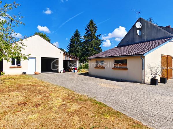 Située à proximité de la forêt, sur la commune de Souppes sur loing, venez découvrir cette maison de 160m², édifiée sur un terrain clos de 1039m².

Au rdc: Une entrée avec penderie, un séjour salle à manger de 50m² équipée d'une cheminée à double sens, une cuisine aménagée et équipée, une pièce de 23m² (pouvant devenir une chambre ou autre), une salle de bain, un wc séparé.

A l'étage: Une chambre de 20m², une autre chambre de 18m², une salle d'eau/WC, une chambre de 13m², un coin bureau, une dernière chambre de 13m².

A l'extérieur: Un bâtiment de 60m² avec une hauteur de plafond à 4m pouvant être transformé en petit maison. Un garage de 19m², une pergola, une piscine chauffée, une cave