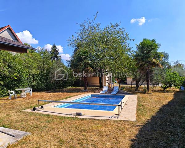 Située à proximité de la forêt, sur la commune de Souppes sur loing, venez découvrir cette maison de 160m², édifiée sur un terrain clos de 1039m².

Au rdc: Une entrée avec penderie, un séjour salle à manger de 50m² équipée d'une cheminée à double sens, une cuisine aménagée et équipée, une pièce de 23m² (pouvant devenir une chambre ou autre), une salle de bain, un wc séparé.

A l'étage: Une chambre de 20m², une autre chambre de 18m², une salle d'eau/WC, une chambre de 13m², un coin bureau, une dernière chambre de 13m².

A l'extérieur: Un bâtiment de 60m² avec une hauteur de plafond à 4m pouvant être transformé en petit maison. Un garage de 19m², une pergola, une piscine chauffée, une cave