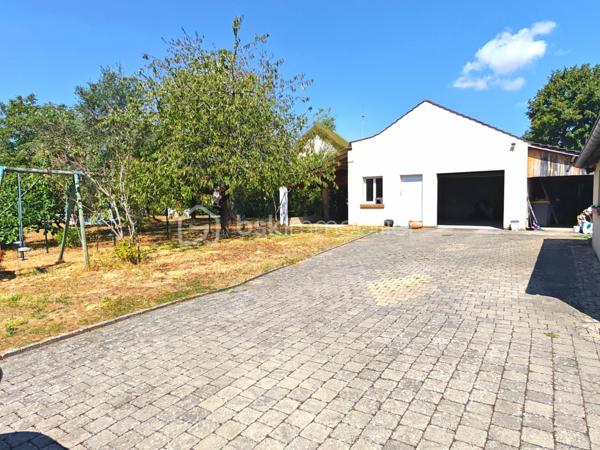Située à proximité de la forêt, sur la commune de Souppes sur loing, venez découvrir cette maison de 160m², édifiée sur un terrain clos de 1039m².

Au rdc: Une entrée avec penderie, un séjour salle à manger de 50m² équipée d'une cheminée à double sens, une cuisine aménagée et équipée, une pièce de 23m² (pouvant devenir une chambre ou autre), une salle de bain, un wc séparé.

A l'étage: Une chambre de 20m², une autre chambre de 18m², une salle d'eau/WC, une chambre de 13m², un coin bureau, une dernière chambre de 13m².

A l'extérieur: Un bâtiment de 60m² avec une hauteur de plafond à 4m pouvant être transformé en petit maison. Un garage de 19m², une pergola, une piscine chauffée, une cave