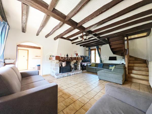 Située à proximité de la forêt, sur la commune de Souppes sur loing, venez découvrir cette maison de 160m², édifiée sur un terrain clos de 1039m².

Au rdc: Une entrée avec penderie, un séjour salle à manger de 50m² équipée d'une cheminée à double sens, une cuisine aménagée et équipée, une pièce de 23m² (pouvant devenir une chambre ou autre), une salle de bain, un wc séparé.

A l'étage: Une chambre de 20m², une autre chambre de 18m², une salle d'eau/WC, une chambre de 13m², un coin bureau, une dernière chambre de 13m².

A l'extérieur: Un bâtiment de 60m² avec une hauteur de plafond à 4m pouvant être transformé en petit maison. Un garage de 19m², une pergola, une piscine chauffée, une cave