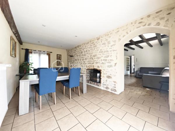 Située à proximité de la forêt, sur la commune de Souppes sur loing, venez découvrir cette maison de 160m², édifiée sur un terrain clos de 1039m².

Au rdc: Une entrée avec penderie, un séjour salle à manger de 50m² équipée d'une cheminée à double sens, une cuisine aménagée et équipée, une pièce de 23m² (pouvant devenir une chambre ou autre), une salle de bain, un wc séparé.

A l'étage: Une chambre de 20m², une autre chambre de 18m², une salle d'eau/WC, une chambre de 13m², un coin bureau, une dernière chambre de 13m².

A l'extérieur: Un bâtiment de 60m² avec une hauteur de plafond à 4m pouvant être transformé en petit maison. Un garage de 19m², une pergola, une piscine chauffée, une cave