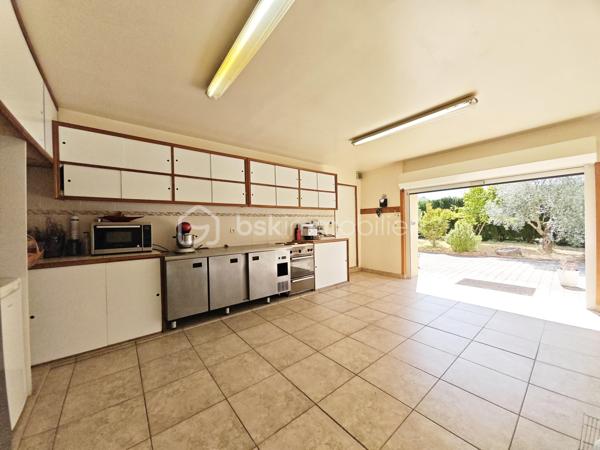 Située à proximité de la forêt, sur la commune de Souppes sur loing, venez découvrir cette maison de 160m², édifiée sur un terrain clos de 1039m².

Au rdc: Une entrée avec penderie, un séjour salle à manger de 50m² équipée d'une cheminée à double sens, une cuisine aménagée et équipée, une pièce de 23m² (pouvant devenir une chambre ou autre), une salle de bain, un wc séparé.

A l'étage: Une chambre de 20m², une autre chambre de 18m², une salle d'eau/WC, une chambre de 13m², un coin bureau, une dernière chambre de 13m².

A l'extérieur: Un bâtiment de 60m² avec une hauteur de plafond à 4m pouvant être transformé en petit maison. Un garage de 19m², une pergola, une piscine chauffée, une cave