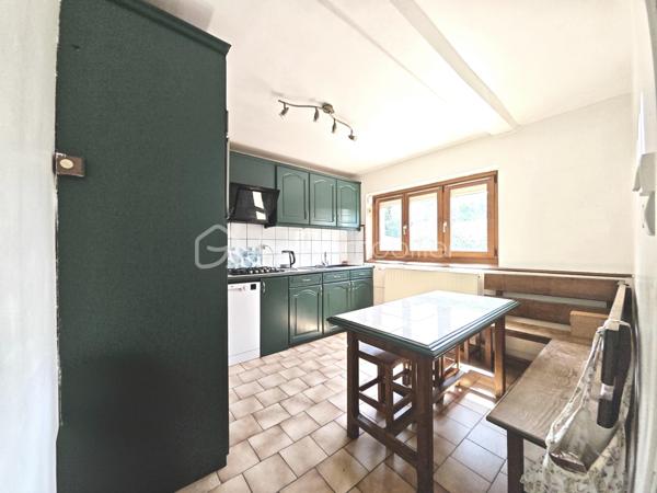 Située à proximité de la forêt, sur la commune de Souppes sur loing, venez découvrir cette maison de 160m², édifiée sur un terrain clos de 1039m².

Au rdc: Une entrée avec penderie, un séjour salle à manger de 50m² équipée d'une cheminée à double sens, une cuisine aménagée et équipée, une pièce de 23m² (pouvant devenir une chambre ou autre), une salle de bain, un wc séparé.

A l'étage: Une chambre de 20m², une autre chambre de 18m², une salle d'eau/WC, une chambre de 13m², un coin bureau, une dernière chambre de 13m².

A l'extérieur: Un bâtiment de 60m² avec une hauteur de plafond à 4m pouvant être transformé en petit maison. Un garage de 19m², une pergola, une piscine chauffée, une cave
