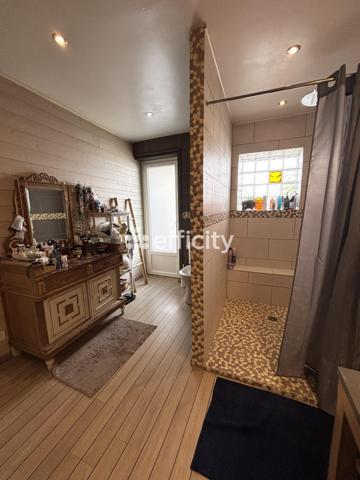 Maison
         9 pièces
        - 243 m² 487 000 € *