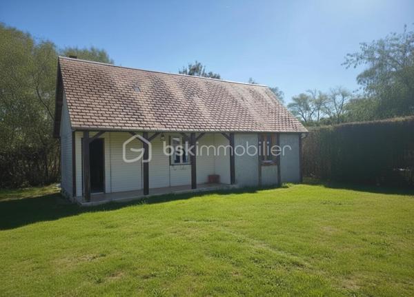Vous rêvez d’un petit pied-à-terre entre campagne et forêt, loin de l’agitation de la ville ?

Adélaïde BEELDENS vous propose à la vente cette maison d’environ 50 m² type chalet , à finir de restaurer, située à proximité du Perche.

Elle se compose d’une cuisine, d’une pièce de vie avec cheminée, d’une chambre en mezzanine, d’une salle d'eau  et d’un WC.

L’ensemble est implanté sur un terrain d’environ 860 m², agrémenté d’une petite mare, dans un environnement verdoyant et paisible.

Ce bien séduira les amoureux de nature et de tranquillité, à la recherche d’un lieu propice au repos et à une vie tournée vers l’extérieur.

Chauffage électrique et bois, assainissement individuel 

Les + :
Un environnement calme et naturel
 Un terrain de 860 m²
 Une petite mare
 Un projet de restauration à personnaliser selon vos envies
 Un petit pied-à-terre idéal pour profiter de la campagne
 Une vie principalement tournée vers l’extérieur

Un lieu à vous approprier et à faire évoluer selon vos envies