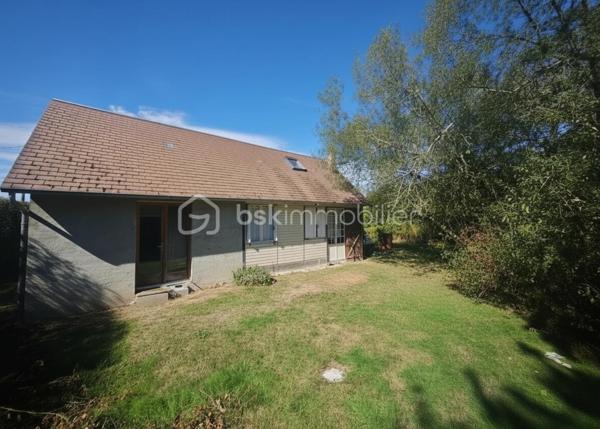 Vous rêvez d’un petit pied-à-terre entre campagne et forêt, loin de l’agitation de la ville ?

Adélaïde BEELDENS vous propose à la vente cette maison d’environ 50 m² type chalet , à finir de restaurer, située à proximité du Perche.

Elle se compose d’une cuisine, d’une pièce de vie avec cheminée, d’une chambre en mezzanine, d’une salle d'eau  et d’un WC.

L’ensemble est implanté sur un terrain d’environ 860 m², agrémenté d’une petite mare, dans un environnement verdoyant et paisible.

Ce bien séduira les amoureux de nature et de tranquillité, à la recherche d’un lieu propice au repos et à une vie tournée vers l’extérieur.

Chauffage électrique et bois, assainissement individuel 

Les + :
Un environnement calme et naturel
 Un terrain de 860 m²
 Une petite mare
 Un projet de restauration à personnaliser selon vos envies
 Un petit pied-à-terre idéal pour profiter de la campagne
 Une vie principalement tournée vers l’extérieur

Un lieu à vous approprier et à faire évoluer selon vos envies