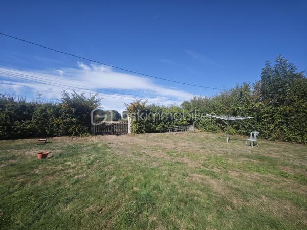 Vous rêvez d’un petit pied-à-terre entre campagne et forêt, loin de l’agitation de la ville ?

Adélaïde BEELDENS vous propose à la vente cette maison d’environ 50 m² type chalet , à finir de restaurer, située à proximité du Perche.

Elle se compose d’une cuisine, d’une pièce de vie avec cheminée, d’une chambre en mezzanine, d’une salle d'eau  et d’un WC.

L’ensemble est implanté sur un terrain d’environ 860 m², agrémenté d’une petite mare, dans un environnement verdoyant et paisible.

Ce bien séduira les amoureux de nature et de tranquillité, à la recherche d’un lieu propice au repos et à une vie tournée vers l’extérieur.

Chauffage électrique et bois, assainissement individuel 

Les + :
Un environnement calme et naturel
 Un terrain de 860 m²
 Une petite mare
 Un projet de restauration à personnaliser selon vos envies
 Un petit pied-à-terre idéal pour profiter de la campagne
 Une vie principalement tournée vers l’extérieur

Un lieu à vous approprier et à faire évoluer selon vos envies