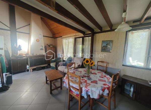 Vous rêvez d’un petit pied-à-terre entre campagne et forêt, loin de l’agitation de la ville ?

Adélaïde BEELDENS vous propose à la vente cette maison d’environ 50 m² type chalet , à finir de restaurer, située à proximité du Perche.

Elle se compose d’une cuisine, d’une pièce de vie avec cheminée, d’une chambre en mezzanine, d’une salle d'eau  et d’un WC.

L’ensemble est implanté sur un terrain d’environ 860 m², agrémenté d’une petite mare, dans un environnement verdoyant et paisible.

Ce bien séduira les amoureux de nature et de tranquillité, à la recherche d’un lieu propice au repos et à une vie tournée vers l’extérieur.

Chauffage électrique et bois, assainissement individuel 

Les + :
Un environnement calme et naturel
 Un terrain de 860 m²
 Une petite mare
 Un projet de restauration à personnaliser selon vos envies
 Un petit pied-à-terre idéal pour profiter de la campagne
 Une vie principalement tournée vers l’extérieur

Un lieu à vous approprier et à faire évoluer selon vos envies