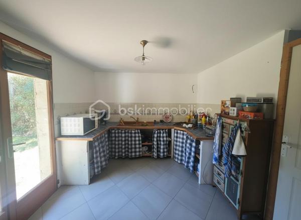 Vous rêvez d’un petit pied-à-terre entre campagne et forêt, loin de l’agitation de la ville ?

Adélaïde BEELDENS vous propose à la vente cette maison d’environ 50 m² type chalet , à finir de restaurer, située à proximité du Perche.

Elle se compose d’une cuisine, d’une pièce de vie avec cheminée, d’une chambre en mezzanine, d’une salle d'eau  et d’un WC.

L’ensemble est implanté sur un terrain d’environ 860 m², agrémenté d’une petite mare, dans un environnement verdoyant et paisible.

Ce bien séduira les amoureux de nature et de tranquillité, à la recherche d’un lieu propice au repos et à une vie tournée vers l’extérieur.

Chauffage électrique et bois, assainissement individuel 

Les + :
Un environnement calme et naturel
 Un terrain de 860 m²
 Une petite mare
 Un projet de restauration à personnaliser selon vos envies
 Un petit pied-à-terre idéal pour profiter de la campagne
 Une vie principalement tournée vers l’extérieur

Un lieu à vous approprier et à faire évoluer selon vos envies