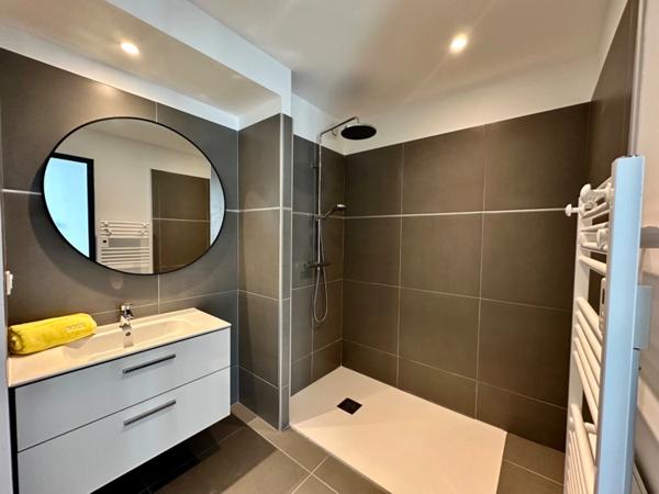 T4 rénové de 90m2 – Terrasse sur le toit de 25m2 – Possibilité activité professionnelle – Saint-Barnabé