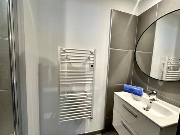 T4 rénové de 90m2 – Terrasse sur le toit de 25m2 – Possibilité activité professionnelle – Saint-Barnabé