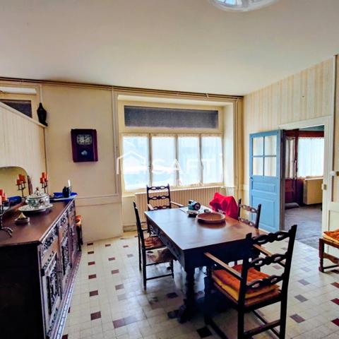 Maison 8 pièces 5 chambres avec de beaux volumes, un grand terrain et dépendances