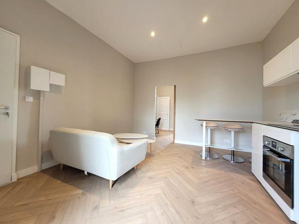 TOUTES AIDES – Appartement meublé avec balcon.