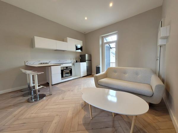 TOUTES AIDES – Appartement meublé avec balcon.