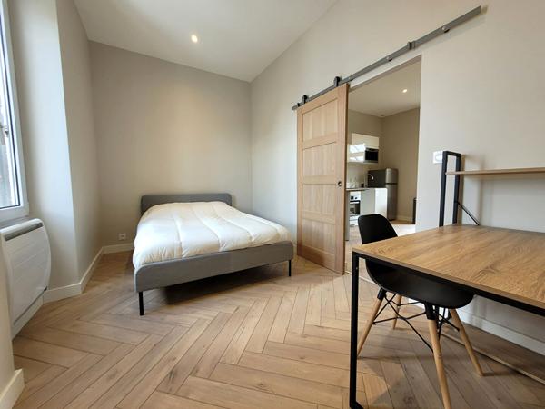 TOUTES AIDES – Appartement meublé avec balcon.