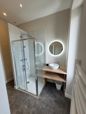 TOUTES AIDES – Appartement meublé avec balcon.
