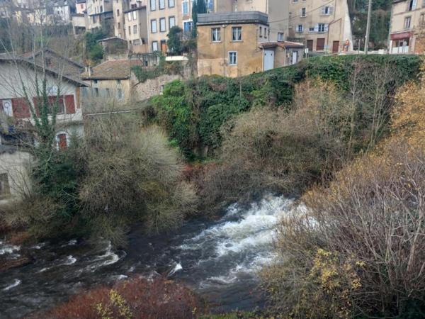 ensemble immobilier à saisir au creux de l'enfer (un T6 habitable, un grand t2 à restaurer, 2 caves , un garage et possibilités supplémentaires