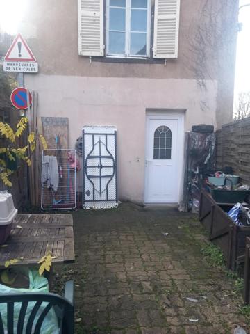 ensemble immobilier à saisir au creux de l'enfer (un T6 habitable, un grand t2 à restaurer, 2 caves , un garage et possibilités supplémentaires