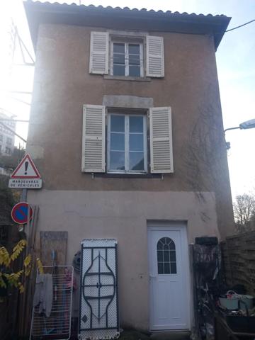 ensemble immobilier à saisir au creux de l'enfer (un T6 habitable, un grand t2 à restaurer, 2 caves , un garage et possibilités supplémentaires