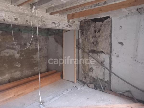 ensemble immobilier à saisir au creux de l'enfer (un T6 habitable, un grand t2 à restaurer, 2 caves , un garage et possibilités supplémentaires