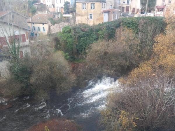 ensemble immobilier à saisir au creux de l'enfer (un T6 habitable, un grand t2 à restaurer, 2 caves , un garage et possibilités supplémentaires