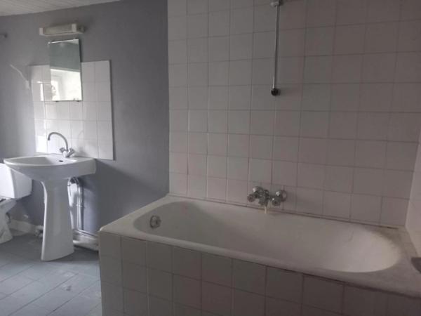 ensemble immobilier à saisir au creux de l'enfer (un T6 habitable, un grand t2 à restaurer, 2 caves , un garage et possibilités supplémentaires