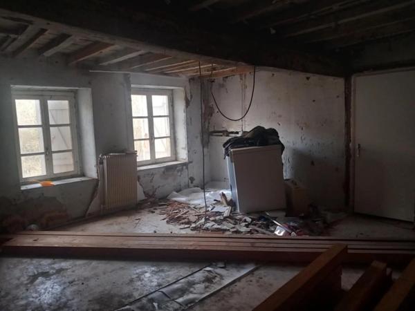 ensemble immobilier à saisir au creux de l'enfer (un T6 habitable, un grand t2 à restaurer, 2 caves , un garage et possibilités supplémentaires