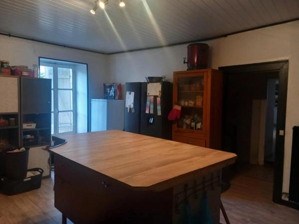 ensemble immobilier à saisir au creux de l'enfer (un T6 habitable, un grand t2 à restaurer, 2 caves , un garage et possibilités supplémentaires